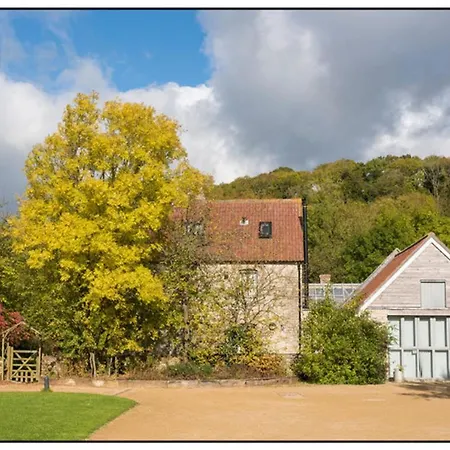 Converted Farm Buildings In 250-acre Nature Reserv Бристоль